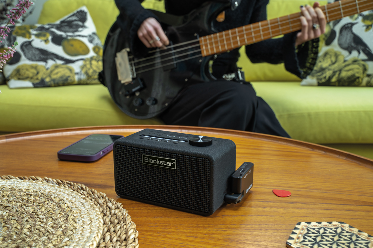 Mobiles Üben mit dem Blackstar BEAM Mini im Wohnzimmer